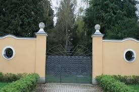 Helle Mauer mit Tor in der Mitte.